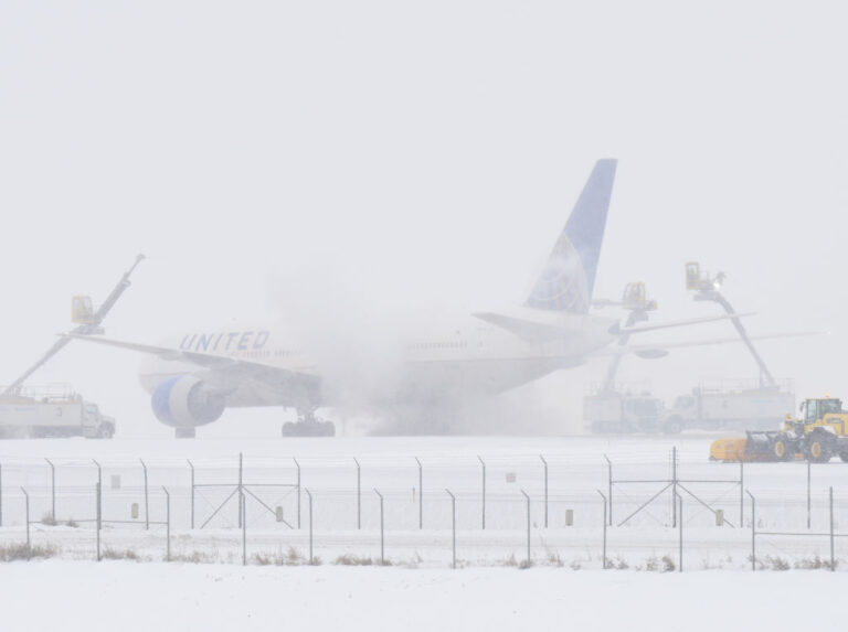 Más de 300 vuelos retrasados en el Aeropuerto Internacional de Denver debido a una tormenta invernal