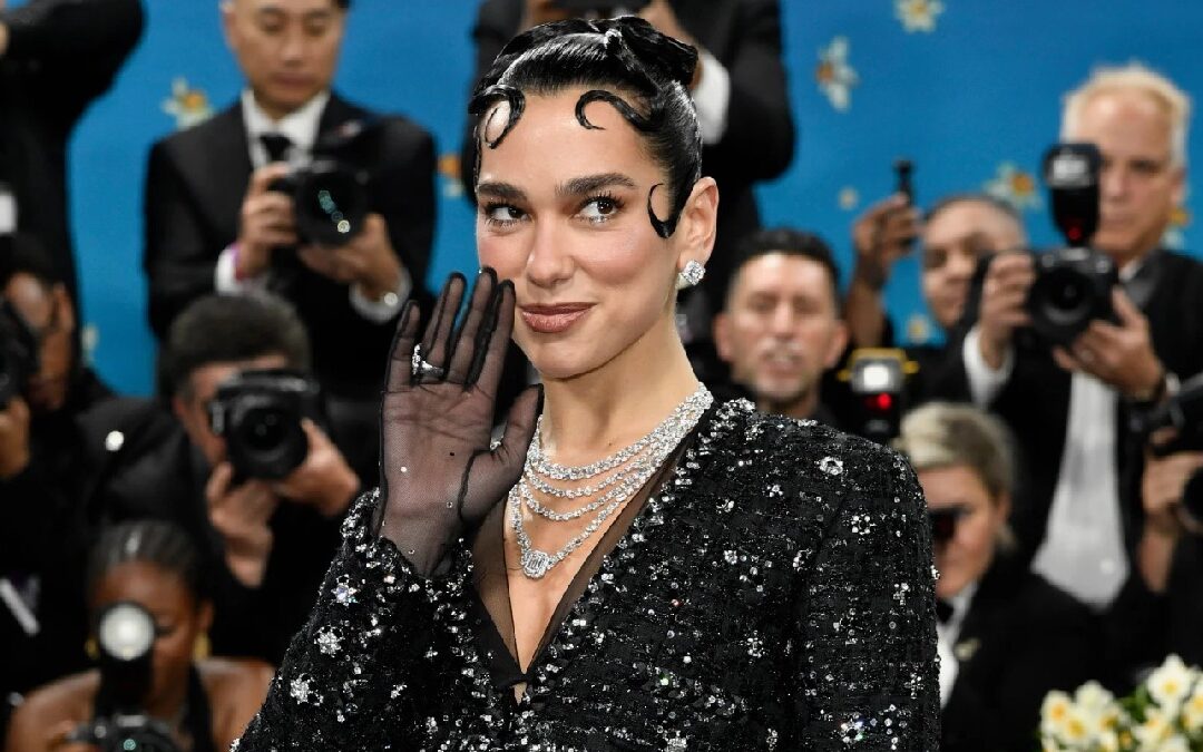 Dua Lipa se destaca en sus clases de español y canta ‘Oye, mi amor’ con Fher de Maná