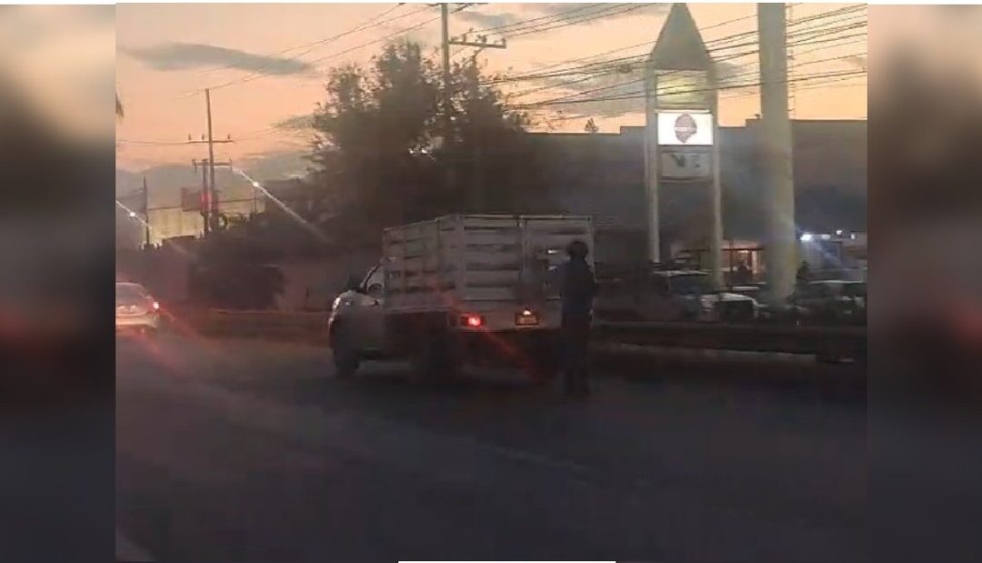 Patinador en Nuevo León se Sujeta de Camioneta en la Avenida Miguel Alemán: Se Desata la Polémica