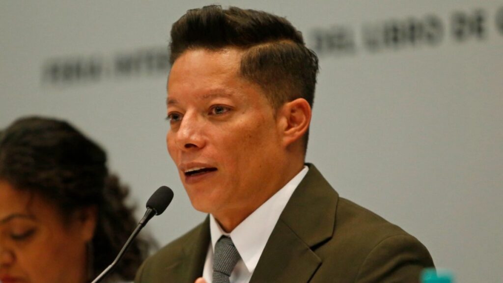 Reclutamiento Y Desapariciones: Víctor Ornelas Presenta Libro En La Fil 2025 - Noticias Notivalle Reclutamiento Y Desapariciones: Víctor Ornelas Presenta Libro En La Fil 2025