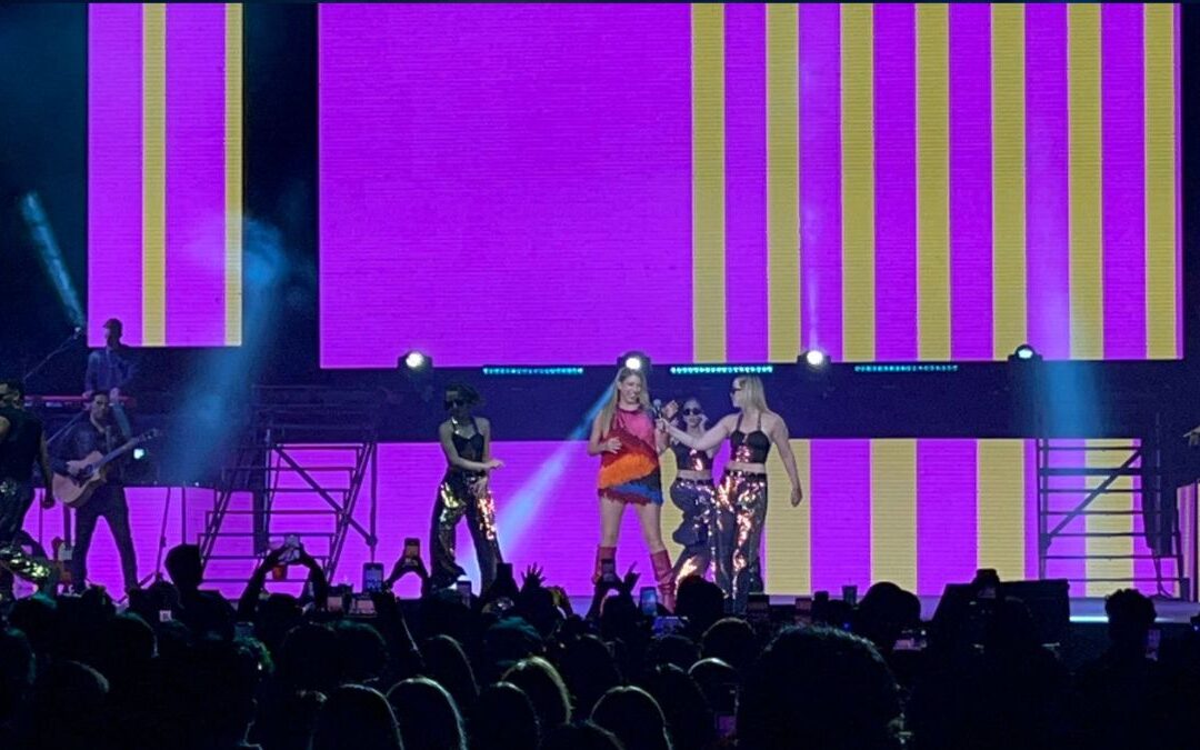 Flor Bertotti lleva a los regios a un viaje nostálgico en su concierto en Monterrey