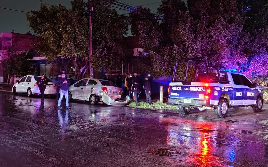 Accidente de Coche en Torreón: Hombre Abandona Auto Tras Fuerte Choque