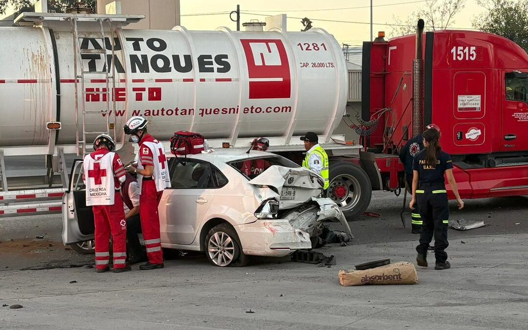 Accidente de tráfico en Monterrey: Conductor ebrio choca contra pipa en la avenida Félix U. Gómez