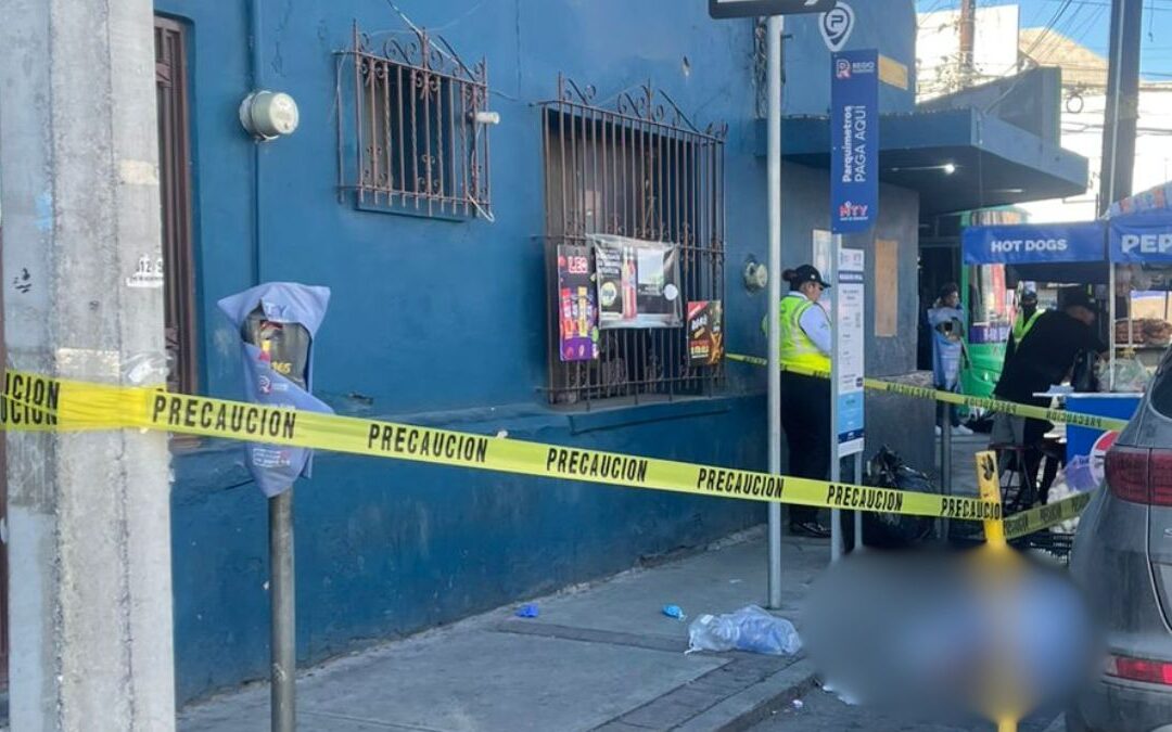 Trágica muerte de un hombre en las calles del Centro de Monterrey por posibles causas médicas