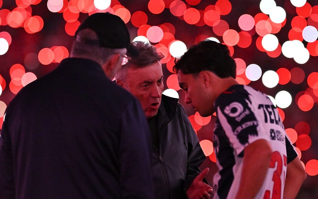 Domènec Torrent en la cuerda floja: Revelaciones de un jugador de Rayados sobre su continuidad