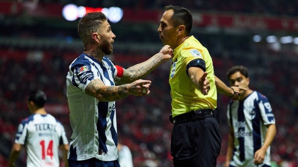 Sergio Ramos Recibe Un Regalo Especial De Santander En Su Último Partido En La Liga Mx