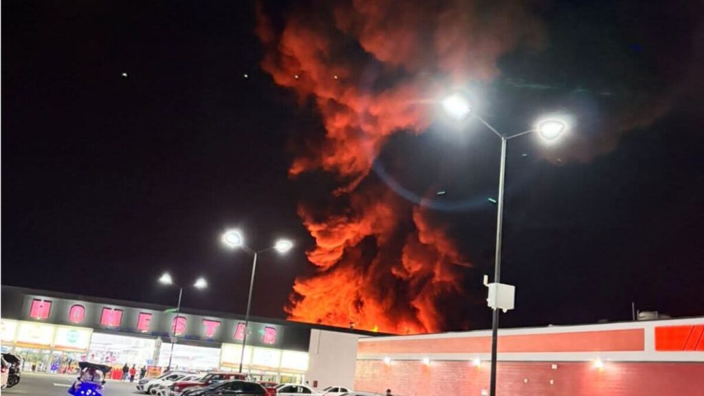 Incendio En Ixtapaluca: Se Evacuan Vecinos Y Plaza Pilares Tras El Siniestro En Fábrica De Colchones - Noticias Notivalle Incendio En Ixtapaluca: Se Evacuan Vecinos Y Plaza Pilares Tras El Siniestro En Fábrica De Colchones