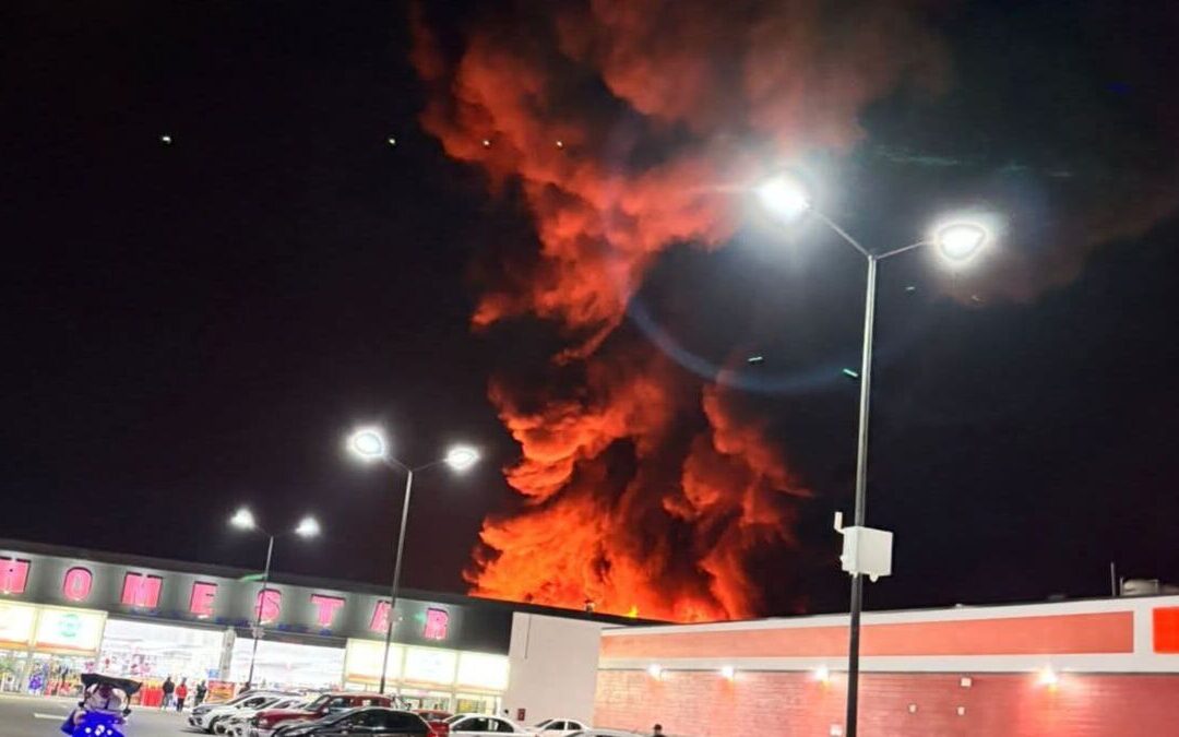 Incendio en Ixtapaluca: Se evacuan vecinos y Plaza Pilares tras el siniestro en fábrica de colchones