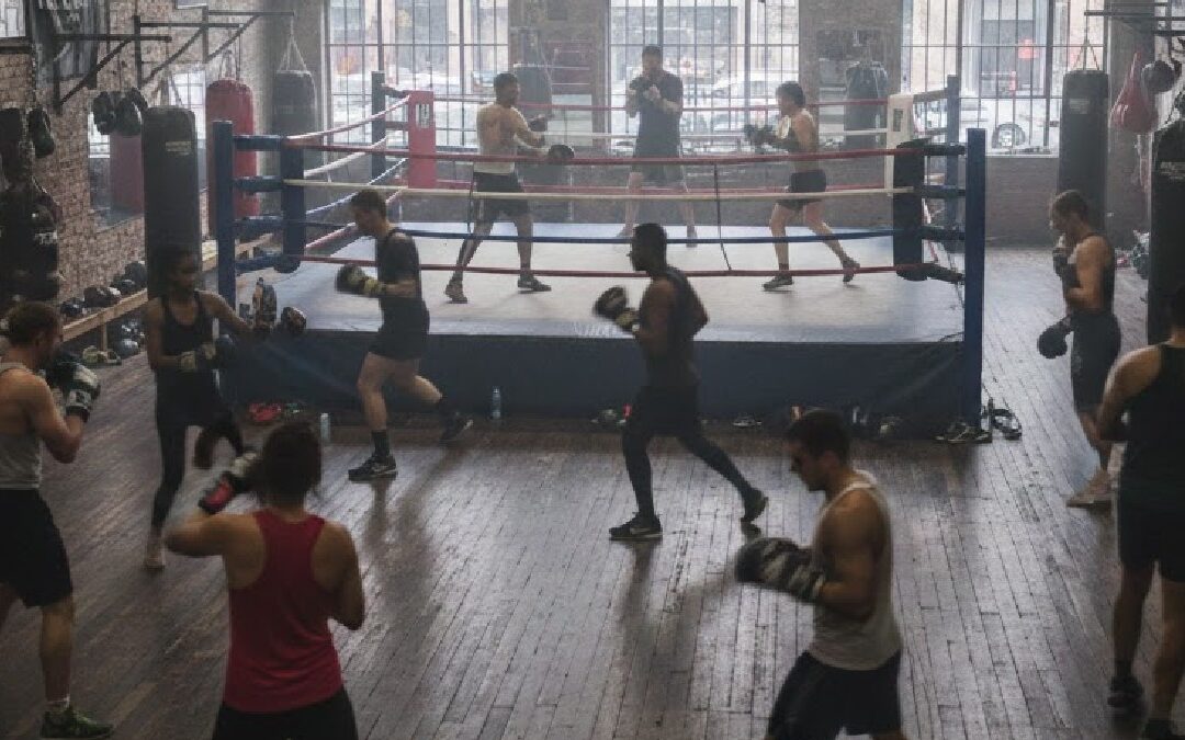 Agresión en Gimnasio: Entrenador Gravemente Herido en Palm Springs