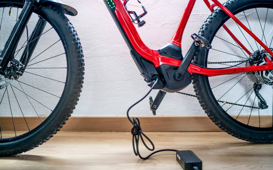 Peligro de e-bikes y e-motocicletas: Advertencias para padres en Aurora y sus alrededores