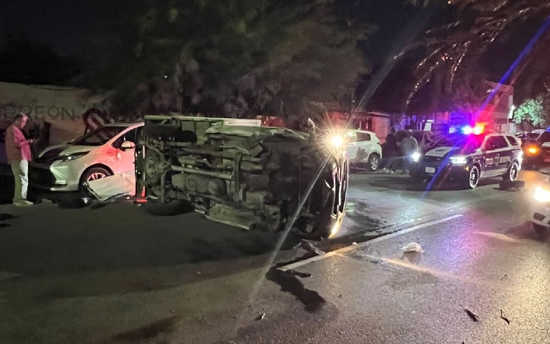 Conductor en Torreón pierde el control y causa volcadura tras chocar cuatro autos