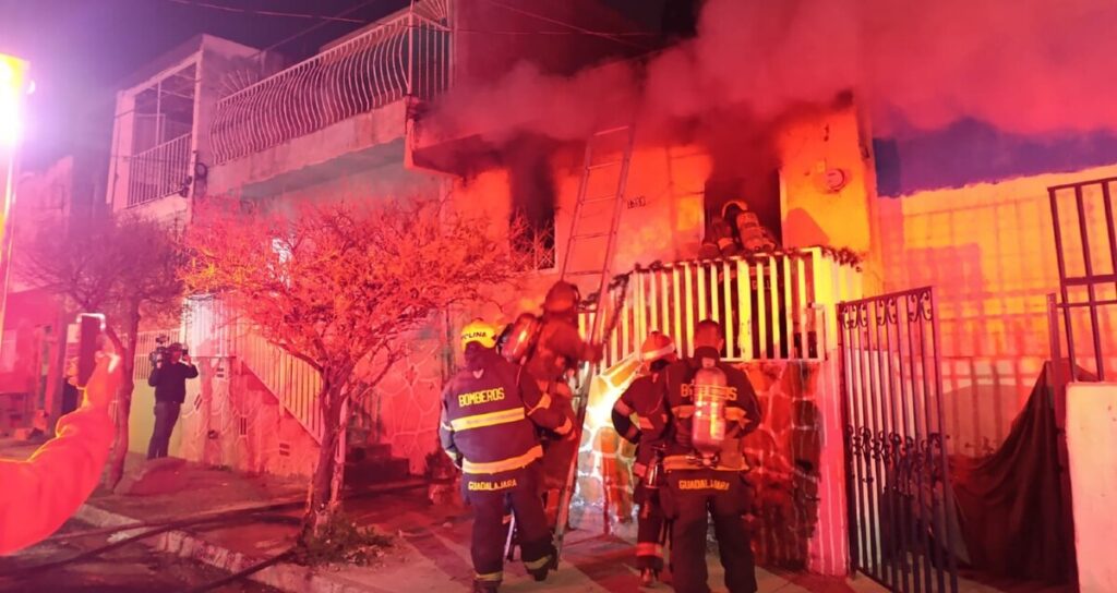 Tragedia En Guadalajara: Madre Y Sus 3 Hijos Saltan De La Azotea Por Incendio De Luces Navideñas