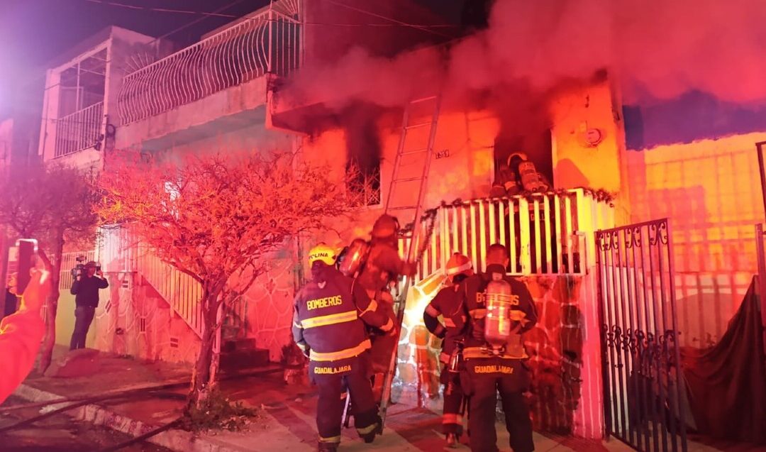 Tragedia en Guadalajara: Madre y sus 3 hijos saltan de la azotea por incendio de luces navideñas