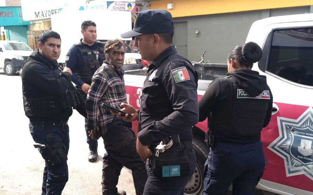 Hombre en Estado de Ebriedad Amenaza a Policías con Cuchillo en La Laguna