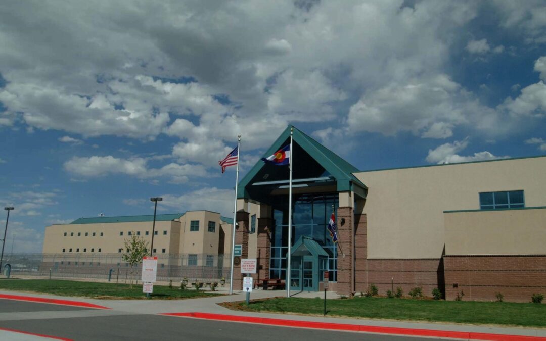 Derechos Humanos en Cárceles: Investigación Federal sobre el Uso de Fuerza y Condiciones en Colorado