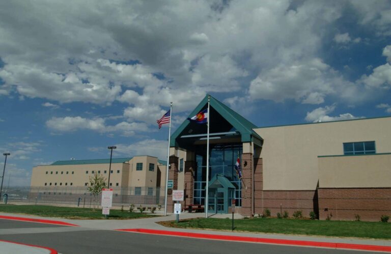 Derechos Humanos en Cárceles: Investigación Federal sobre el Uso de Fuerza y Condiciones en Colorado