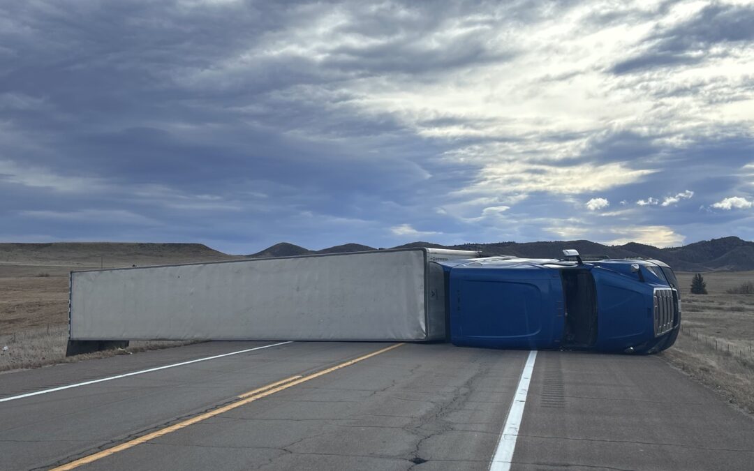 Vientos Fuertes en Colorado: Tráilers Volcados y Cierres de Carreteras