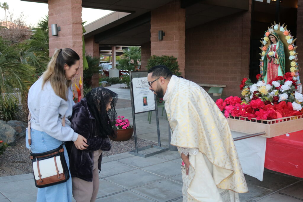 Feligreses Celebran El Día De La Virgen De Guadalupe Con Misa Y Procesión Segura En Palm Desert