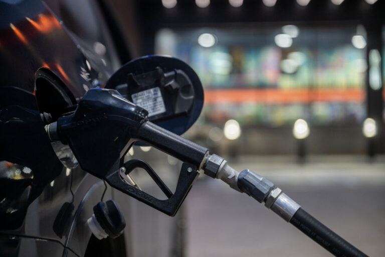 Precios de gasolina en Colorado: Alivio significativo para los conductores con tarifas históricamente bajas