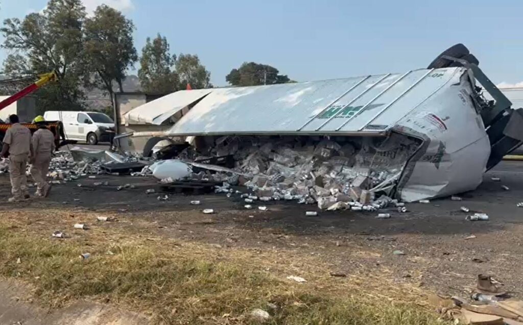 Tráiler Volcado En Carretera Libre A Zapotlanejo: Ciudadanos Aprovechan La Situación Para Hacer Rampiña De Cervezas