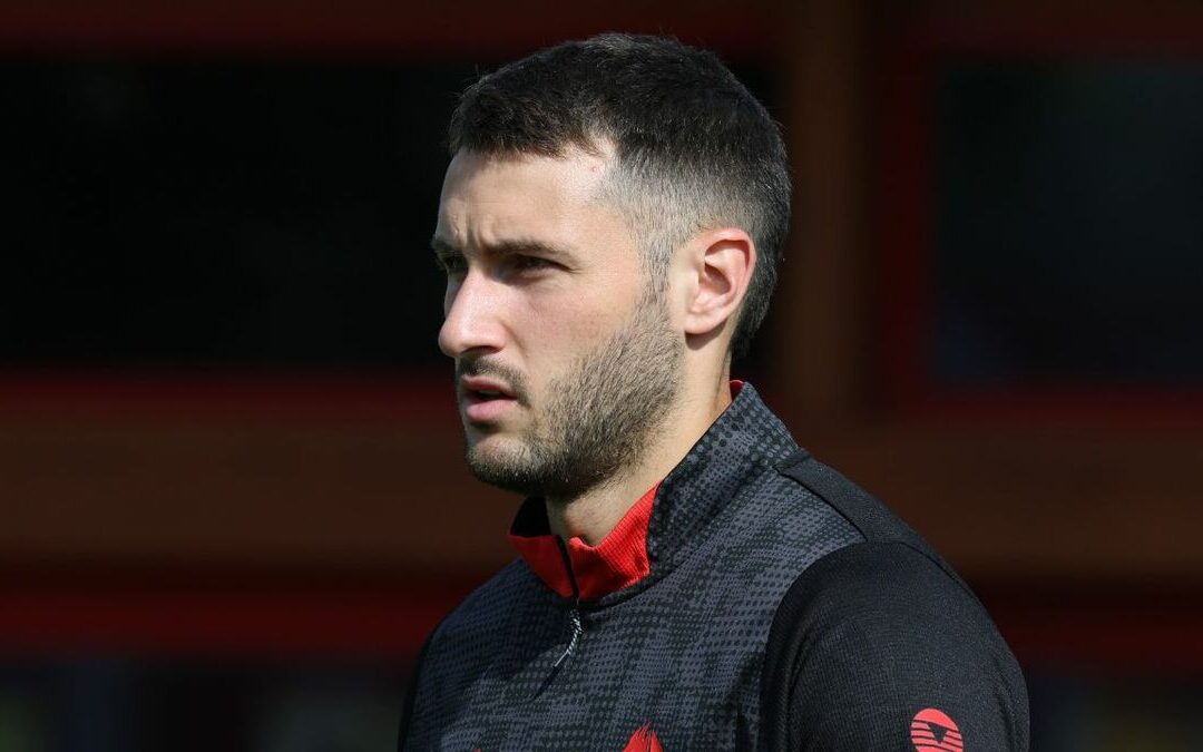 Santiago Giménez: Alta médica confirmada, pero sigue entrenando aparte