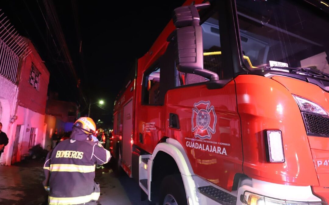 Incendio en Guadalajara: Dos adultos mayores gravemente heridos y varios vecinos intoxicados