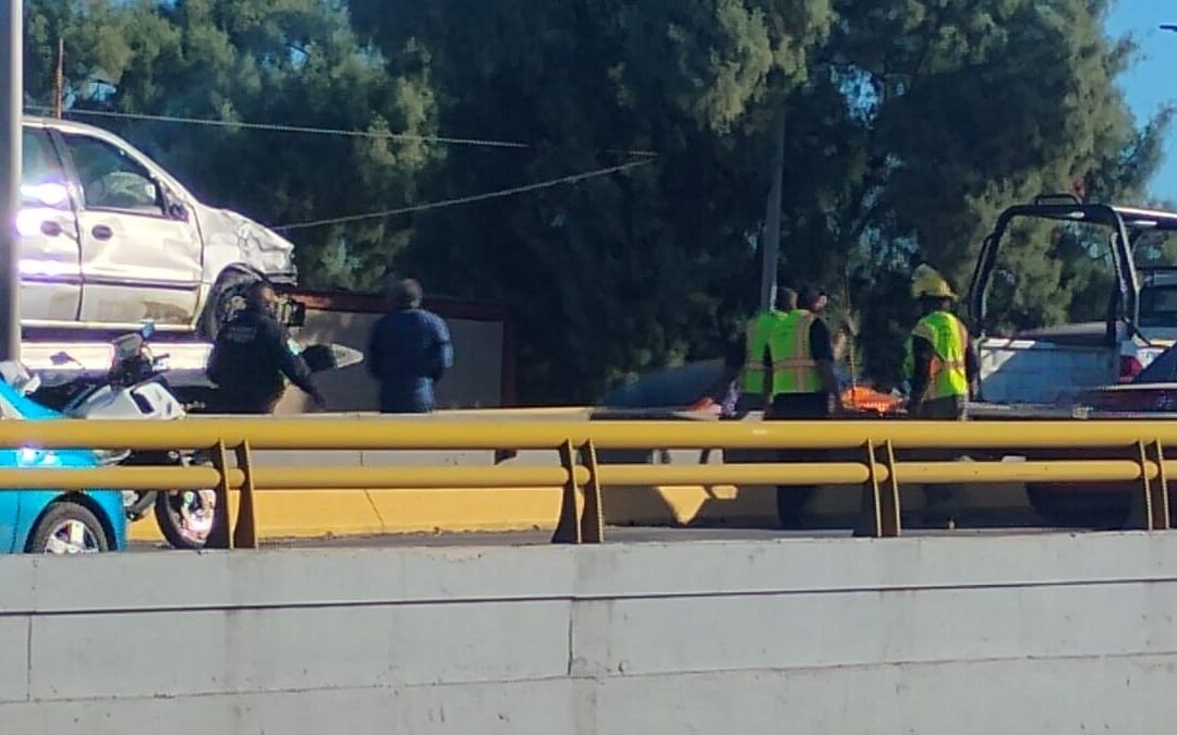 Accidente en Torreón: Camioneta se Vuelca en el Puente del Bulevar Libertad