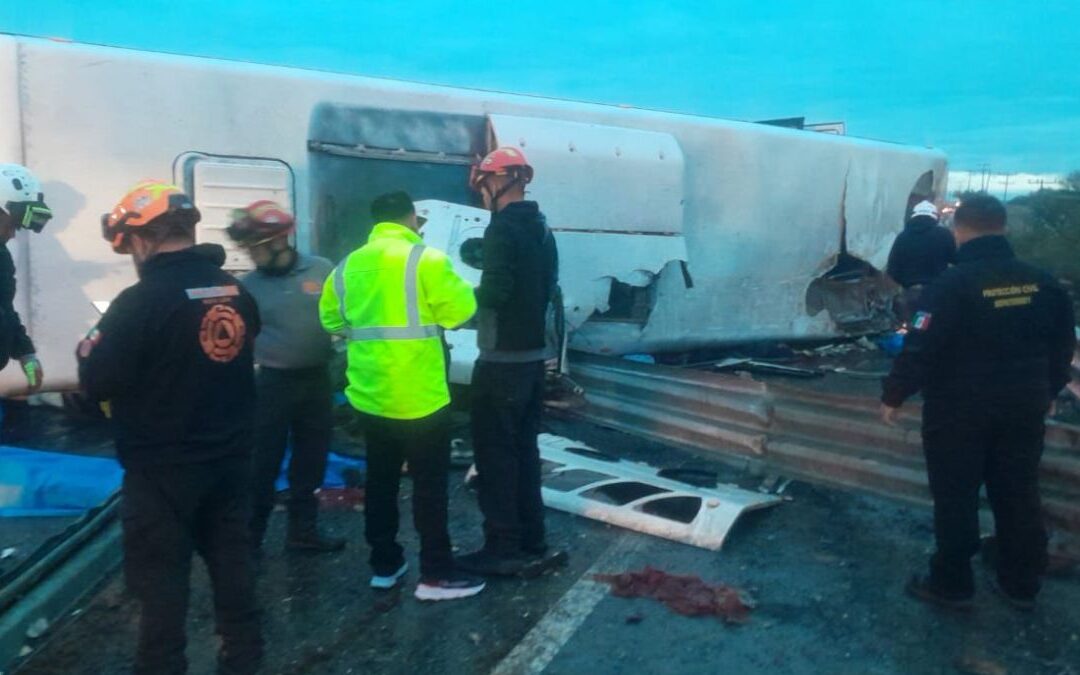 Accidente mortal: volcadura de camión de pasajeros en Apodaca deja múltiples víctimas