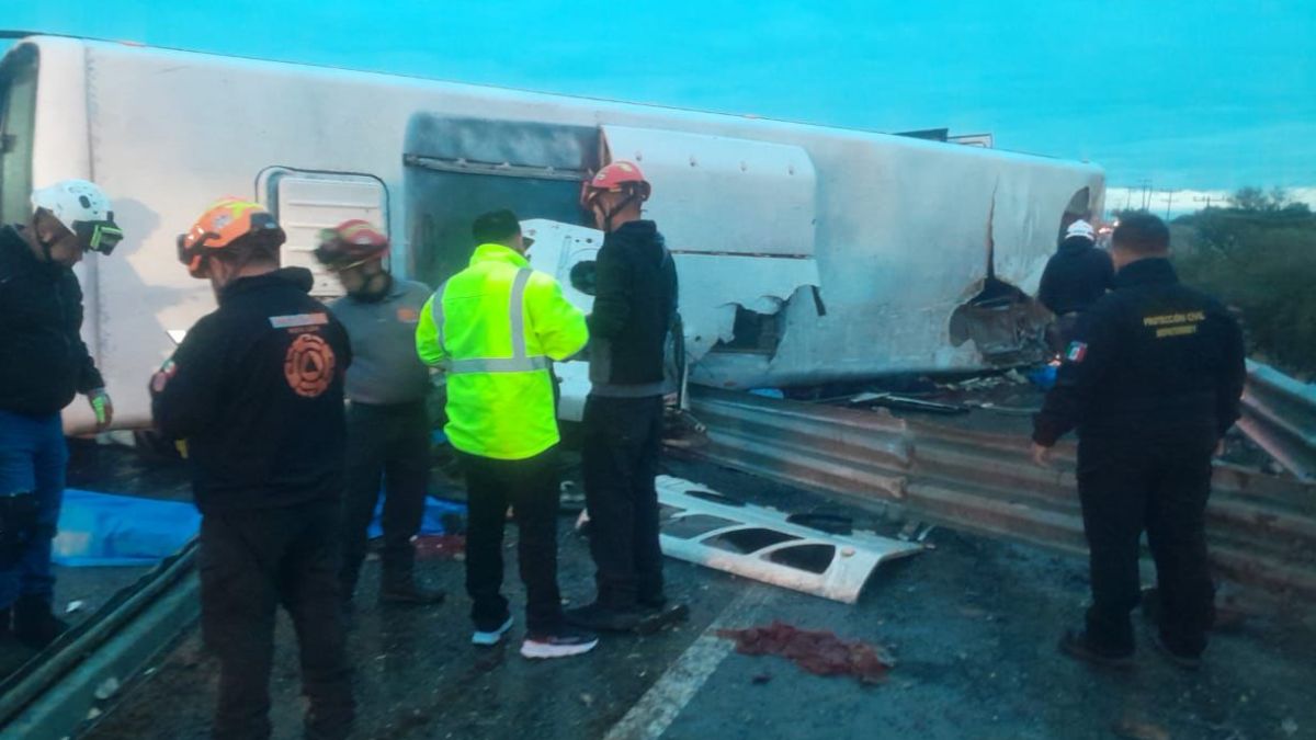 accidente-camion-pasajeros-registrado-carretera