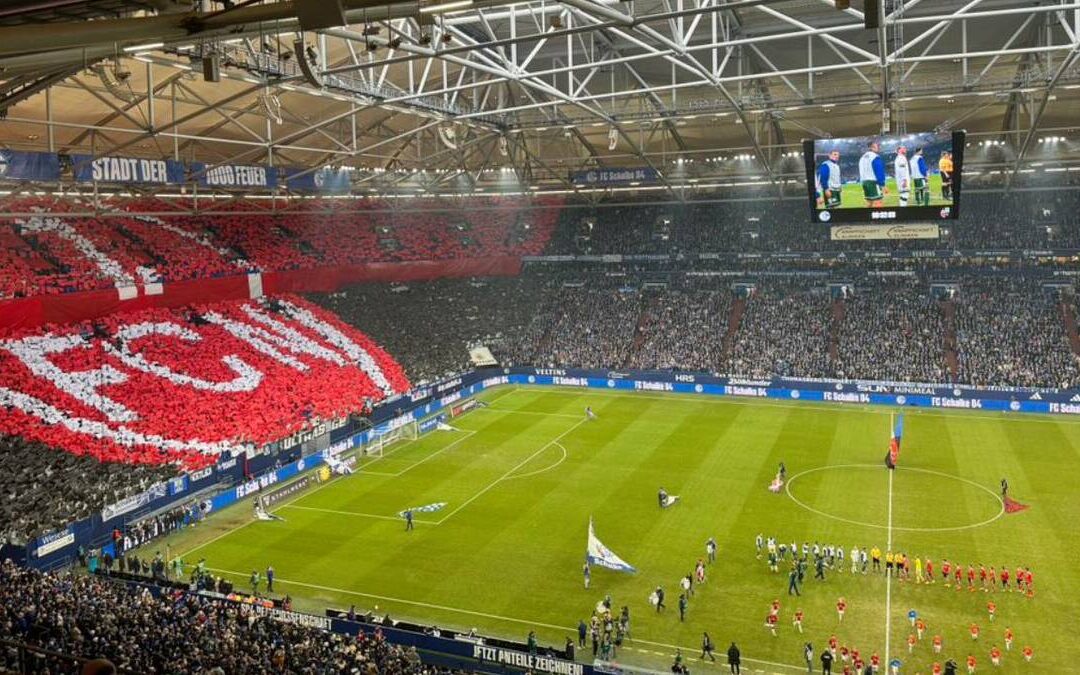 Aficionados del Schalke 04 crean un emotivo mosaico para el Nürnberg en la Bundesliga 2