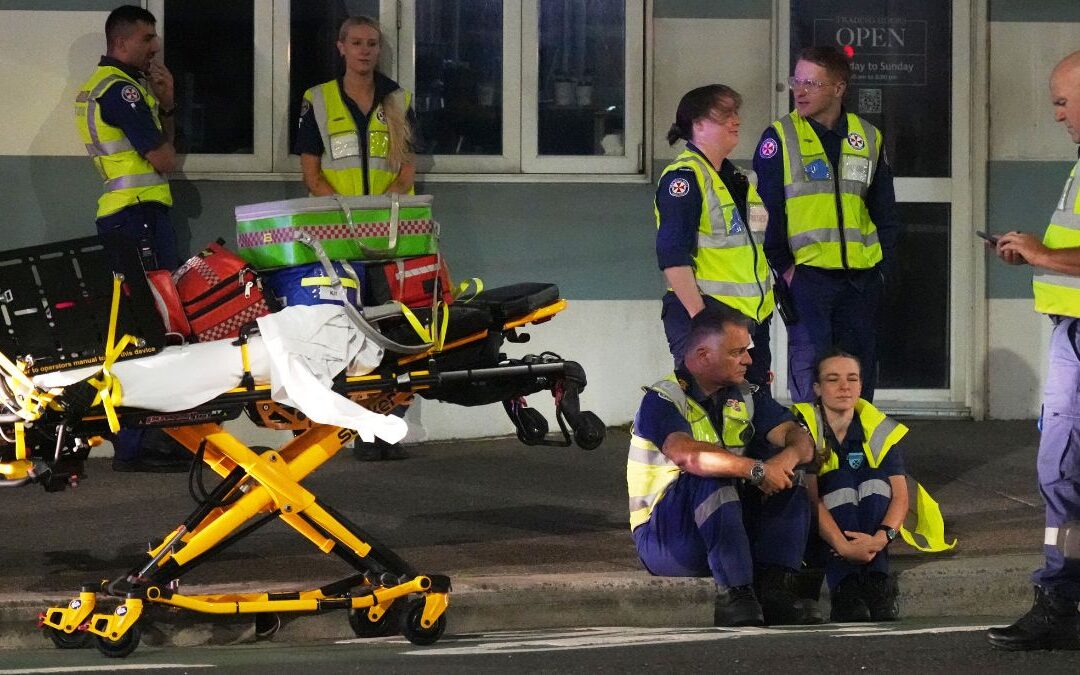 Acto Terrorista Antisemita en Playa de Australia: Padre e Hijo Entre los Sospechosos