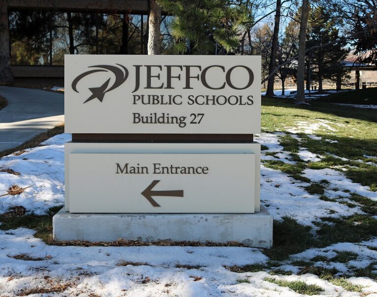 Jeffco Public Schools Anuncia Recortes Escolares que Eliminan Más de 150 Empleos