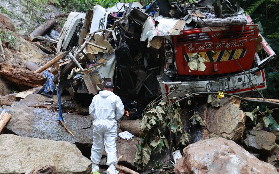 Tragedia en viaje de graduación: autobús se desploma en un abismo, 16 estudiantes fallecen