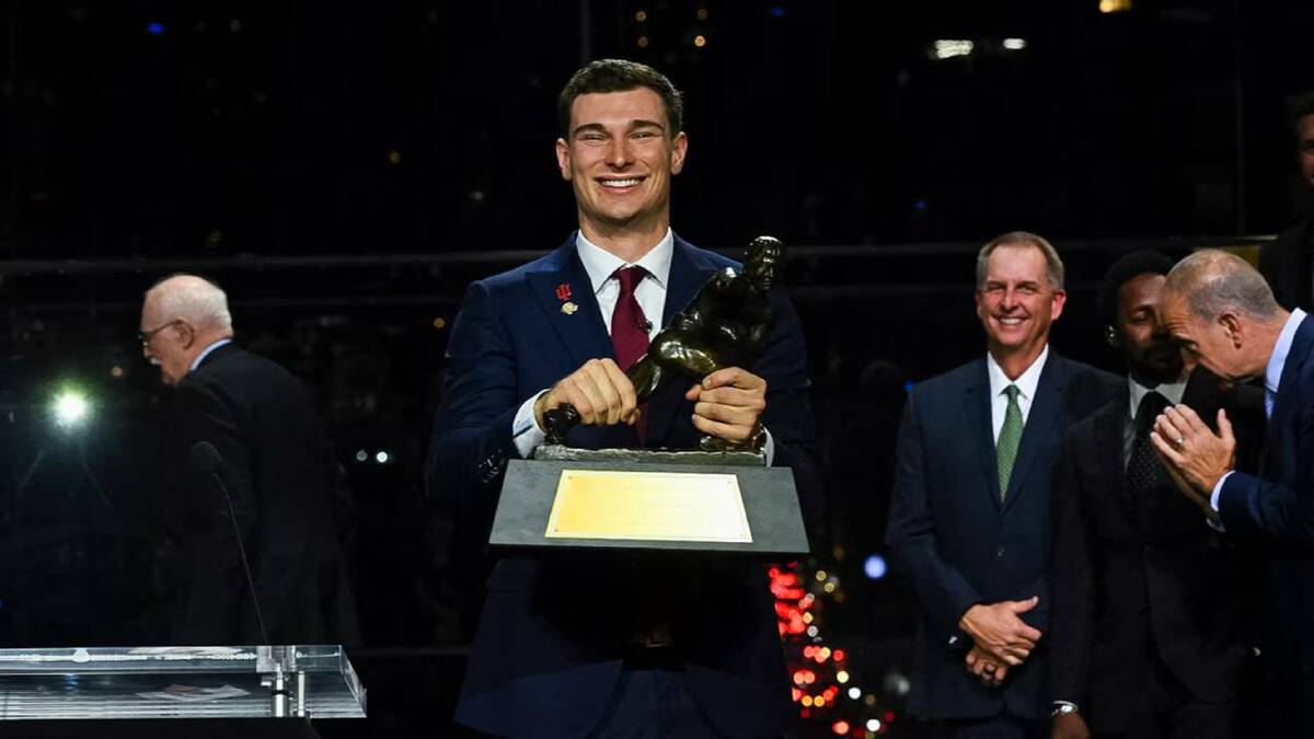 fernando-mendoza-posa-trofeo-heisman