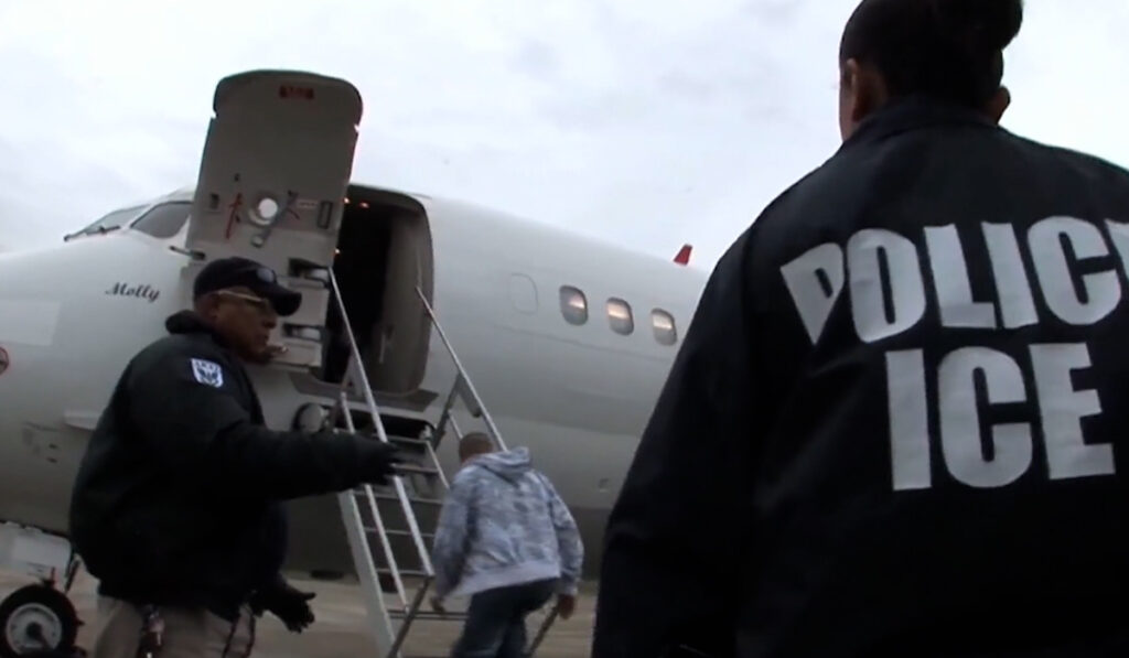 Campaña Navideña Del Dhs Para La ‘Auto Deportación’ De Inmigrantes Indocumentados Genera Controversia