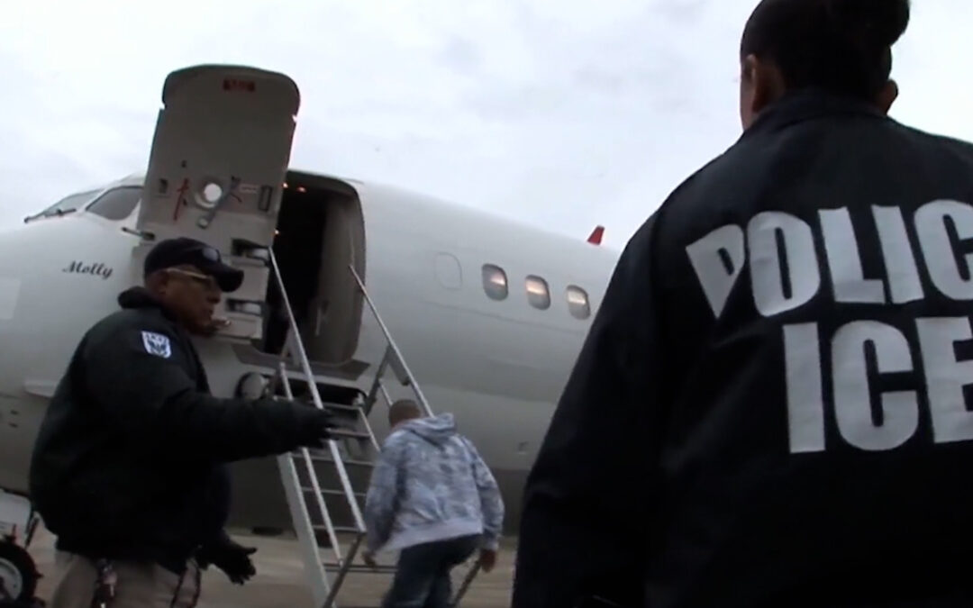 Campaña Navideña del DHS para la ‘Auto Deportación’ de Inmigrantes Indocumentados Genera Controversia