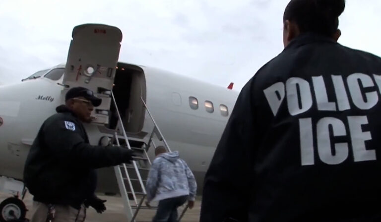 Campaña Navideña del DHS para la ‘Auto Deportación’ de Inmigrantes Indocumentados Genera Controversia