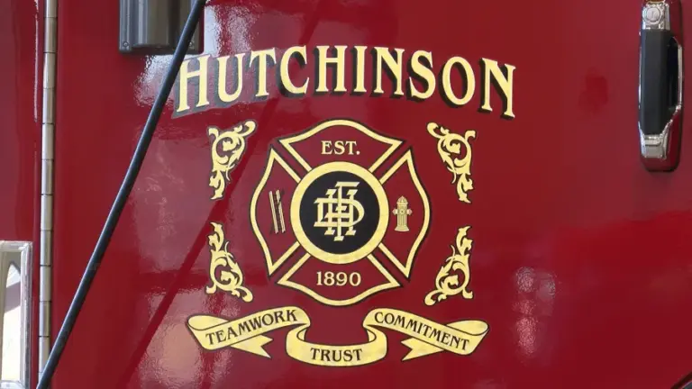 Incendio en Hutchinson Desplaza a Ocho Personas y Causa Daños en Apartamentos