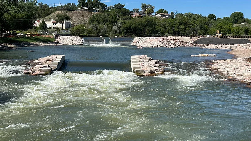 Impacto de los parques de aguas rápidas en la migración de peces en Colorado