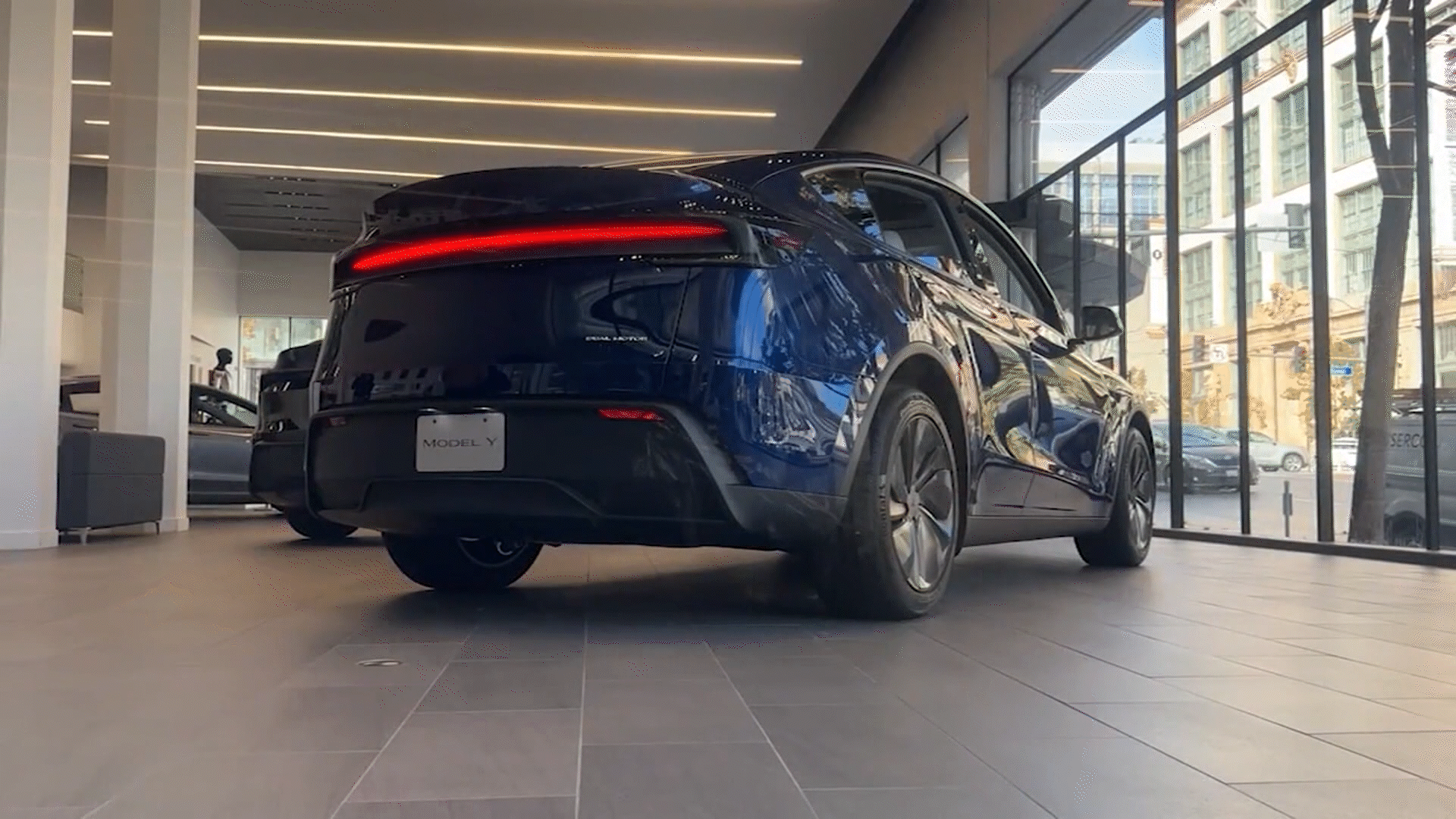 V DMV TESLA HALT_KMIRe92c_1360