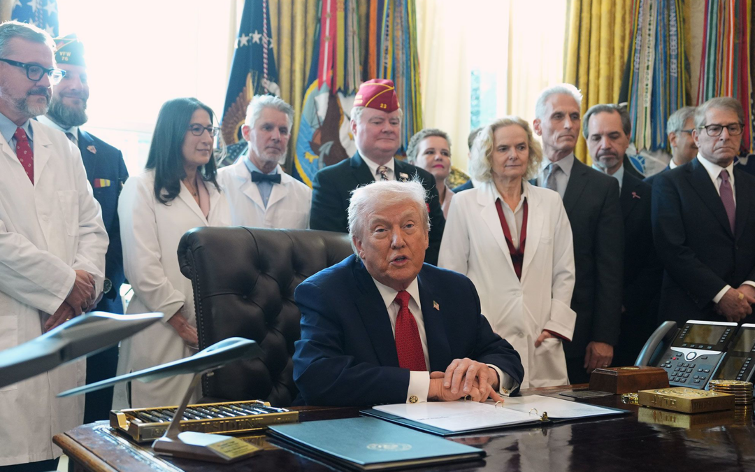 Donald Trump firma orden ejecutiva para la reclasificación de la marihuana y la investigación médica