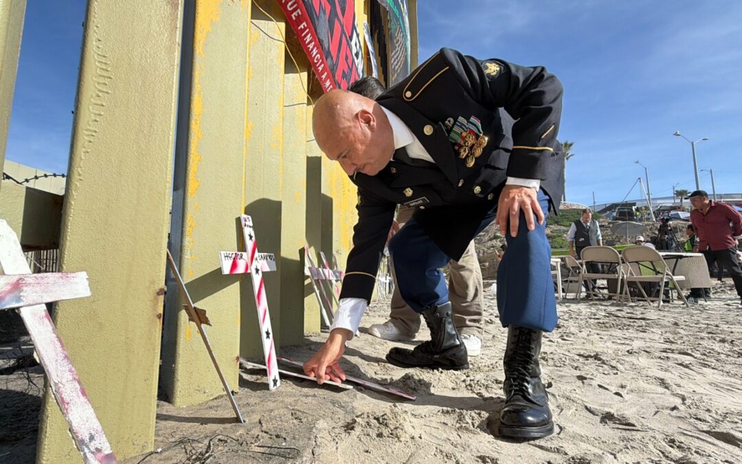 Día Internacional del Migrante: Cruces en el Muro Fronterizo Honran Vidas Perdidas
