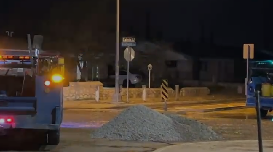 Cierre de vialidad en Montwood por ruptura de línea de agua y socavón peligroso