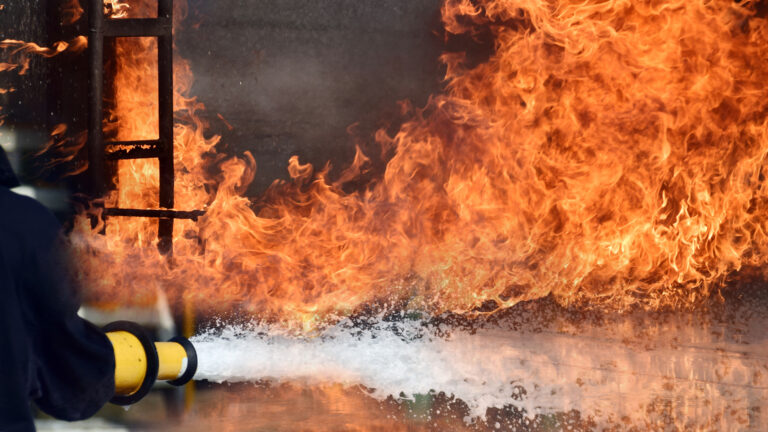 Tragedia en Emporia: Una Persona Muere en Incendio Estructural