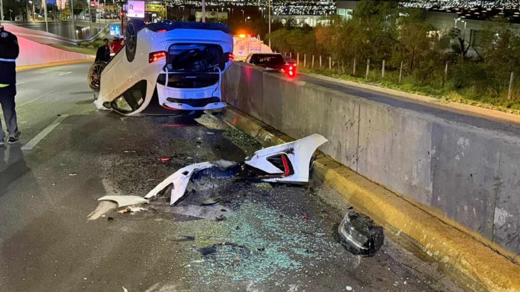 Accidente de Auto en Monterrey: Joven de 17 Años Vuelca su Vehículo en Avenida Leones | VIDEO