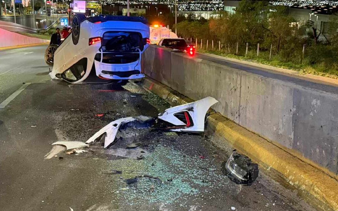 Accidente de Auto en Monterrey: Joven de 17 Años Vuelca su Vehículo en Avenida Leones | VIDEO