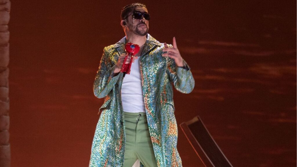 Bad Bunny Podría Enfrentar Multa Por Tocar Pieza Arqueológica En El Museo De Antropología - Noticias Notivalle Bad Bunny Podría Enfrentar Multa Por Tocar Pieza Arqueológica En El Museo De Antropología