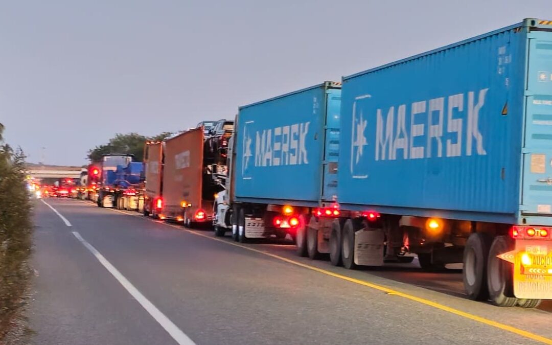 Cierre Autopista Siglo XXI: Impacto en el Transporte de Carga y Crisis en Puerto Lázaro Cárdenas