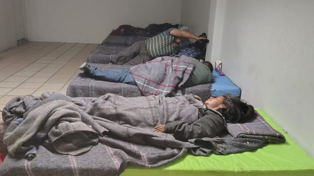 Albergue en Torreón: Más de 7 personas en situación de calle hallan refugio del frío