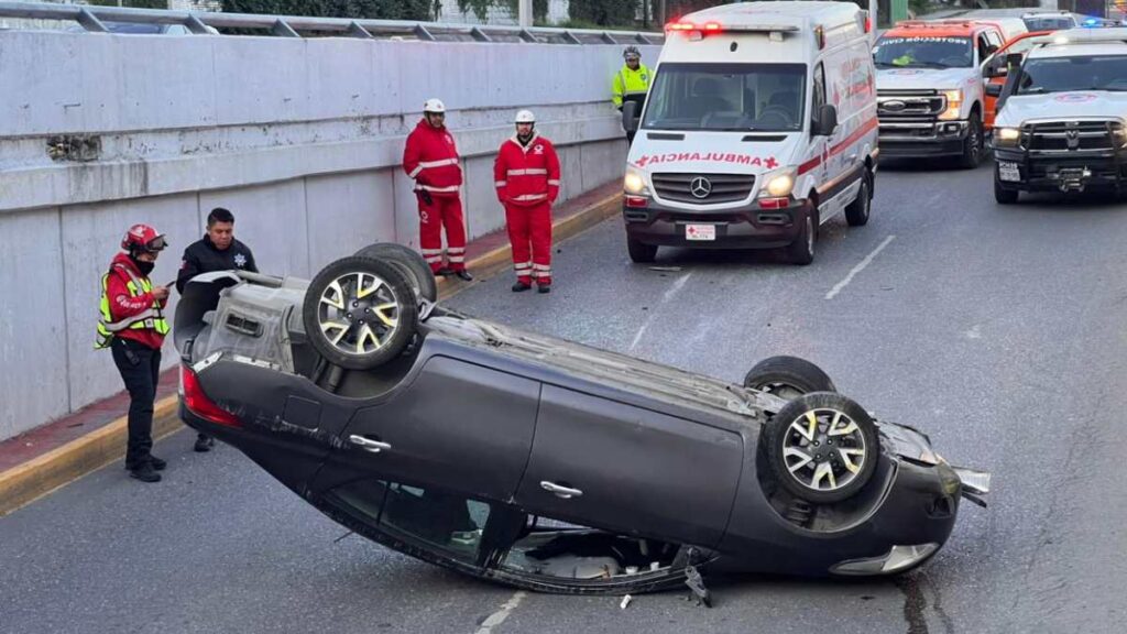 Accidente en Monterrey: Volcadura obstruye vialidad en la avenida Garza Sada